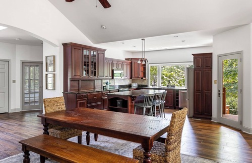 Saxony Forest House | Slow down at Idle Cove on Lake Keowee. Private Dock and only 25 min to Clemson!