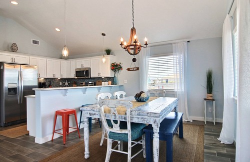Port Aransas House | Slow M'Ocean- Close to EVERYTHING, PRIVATE HEATED Pool & 6 passenger Golf Cart!