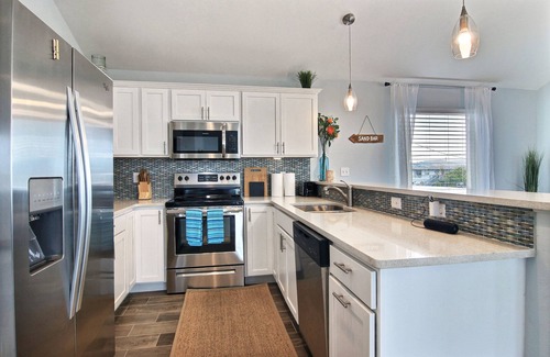 Port Aransas House | Slow M'Ocean- Close to EVERYTHING, PRIVATE HEATED Pool & 6 passenger Golf Cart!
