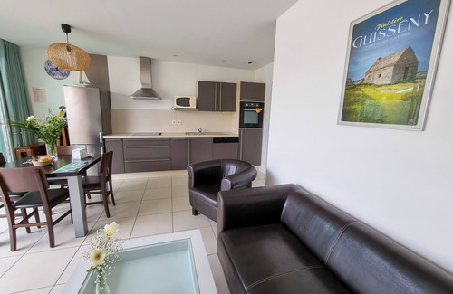 Guisseny Cottage | SMALL 2/4 PERS HOUSE 100 METRES FROM THE BEACH WITH SWIMMING POOL
