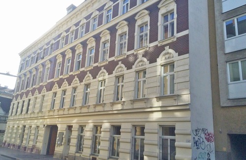 Funfhaus Apartment | small apartment: close to the subway, quiet courtyard