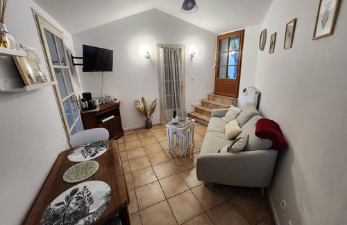 Saint-Benoit House | Small atypical house with terrace 1 20min from Futuroscope.