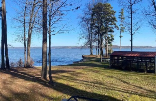 Russellville Cabin | Small cabin right on the lake !