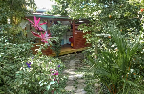 Pointe-Noire House | Small cottage for a couple in a tropical garden