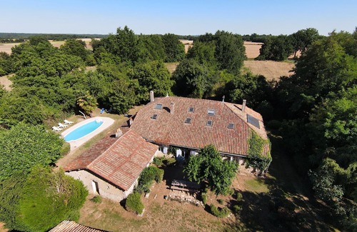 Clussais-la-Pommeraie House | Small farm, capacity of 14 people, private swimming pool, near Futuroscope.