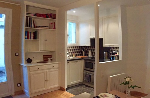 7th Arrondissement House | Small house, completely reniewed, at the back of a silent yard, with trees.