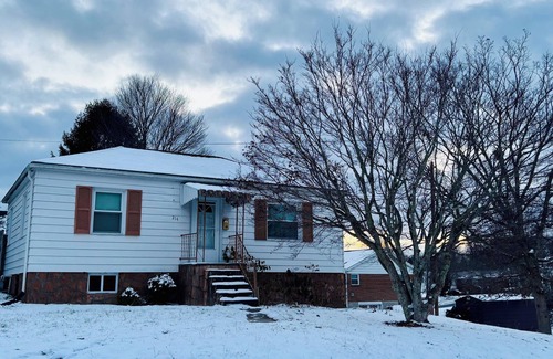 Beckley House | Small Quaint 2-bedroom house in Beckley with WiFi.