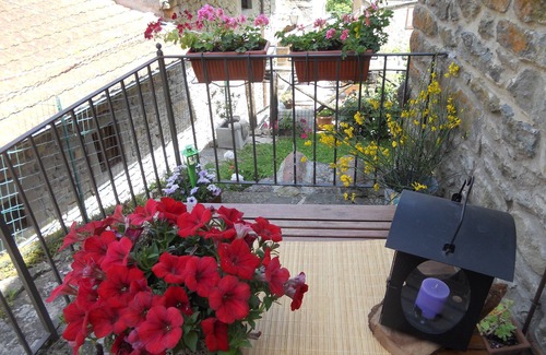 Raggiolo House | Small renovated stone villa with garden.