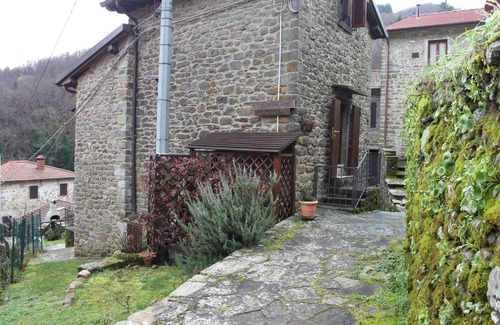 Raggiolo House | Small renovated stone villa with garden.