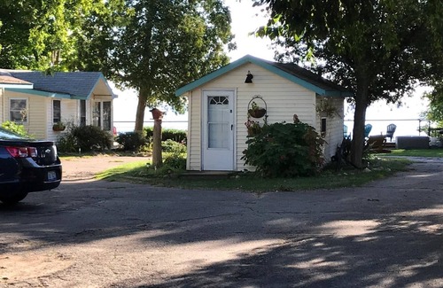 Applegate Cottage | Small Space with BIG Lake View