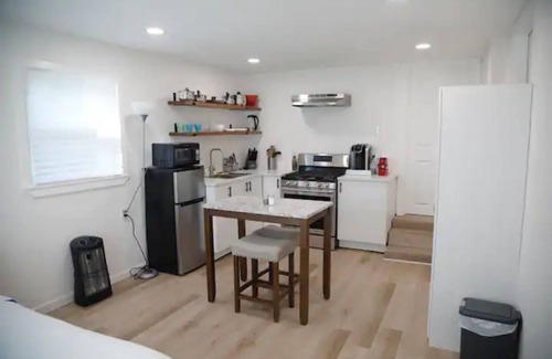 West Dallas Apartment | Small Studio - Trinity Groves - 5 Min Downtown