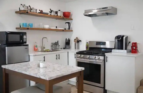 West Dallas Apartment | Small Studio - Trinity Groves - 5 Min Downtown