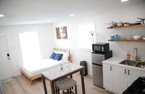 West Dallas Apartment | Small Studio - Trinity Groves - 5 Min Downtown