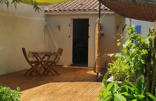 Arvert Apartment | Small studio, wooden terrace, garden. 15 mins from La Palmyre beaches and Côte sauvage.