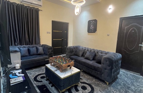 Alimosho House | Smart 2-bedroom bungalow in lovely Egbeda with WiFi, AC,parking space,games etc…