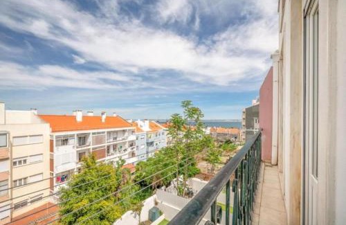 Santa Engracia Apartment | Smart Flat River views & NTFlix by Homeful Homes