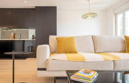 Santa Engracia Apartment | Smart Flat River views & NTFlix by Homeful Homes