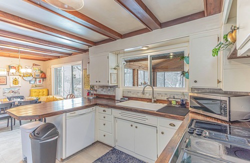 Moorhead House | Smart TVs I Fenced Yard I Nature Views I Spacious