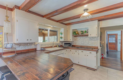 Moorhead House | Smart TVs I Fenced Yard I Nature Views I Spacious