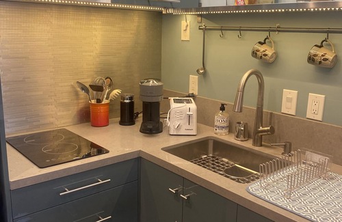 Oak Knoll - Redwood Park Apartment | Smartly Designed Studio for the Solo Traveler