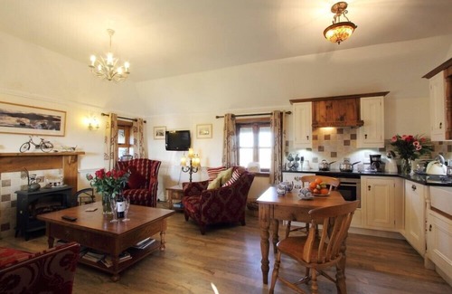 Pollachar Cottage | SMIDDY COTTAGE, pet friendly in Daliburgh, Isle Of South Uist
