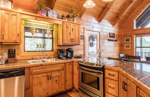 Gatlinburg - Pigeon Forge Cabin | Smokies Mountain Cabin w/Views!! Hot Tub, Game Room, Fire Pit, Grill, WiFi!