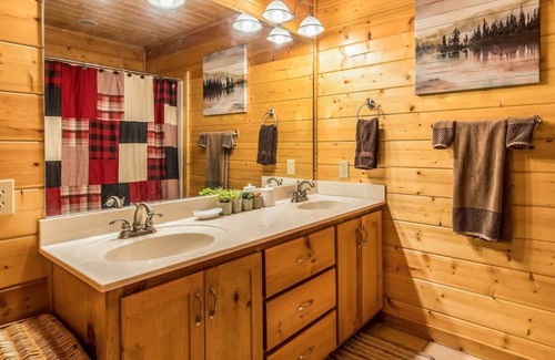 Gatlinburg - Pigeon Forge Cabin | Smokies Mountain Cabin w/Views!! Hot Tub, Game Room, Fire Pit, Grill, WiFi!