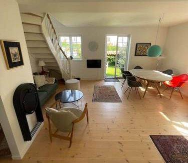 Snekkersten Apartment | Smuk lejlighed med sundkig lige ved stranden