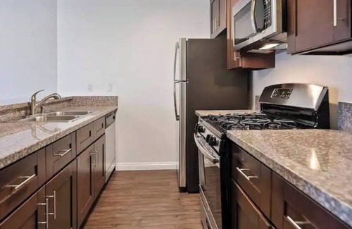 Hollywood Apartment | Snazzy 2Bed Apt- Rooftop Pool with Hollywood Sign View