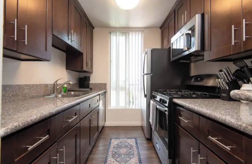 Hollywood Apartment | Snazzy 2Bed Apt- Rooftop Pool with Hollywood Sign View