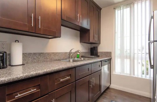 Hollywood Apartment | Snazzy 2Bed Apt- Rooftop Pool with Hollywood Sign View