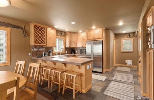 Snoqualmie Pass Ski Chalet | Snoqualmie Pass Cabin Walking Distance to Lifts