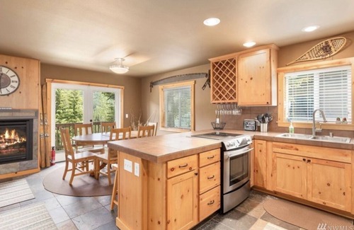 Snoqualmie Pass Ski Chalet | Snoqualmie Pass Cabin Walking Distance to Lifts