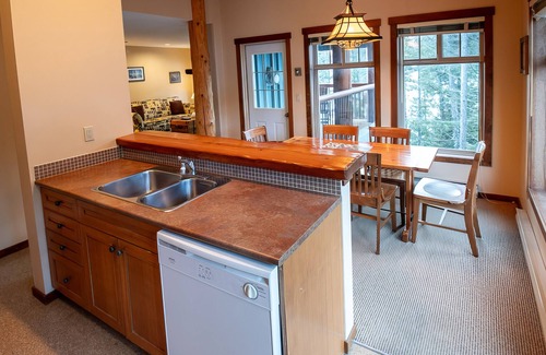 East Kootenay Condo | Snow Creek Lodge by Fernie Lodging Co