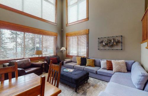 Snow Pine Estates House | Snowbanks 6