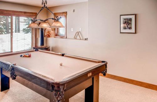 Snow Pine Estates House | Snowbanks 6