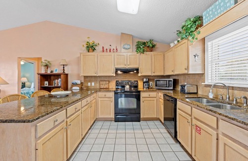 East End House | Snowbird close to the beach with private pool