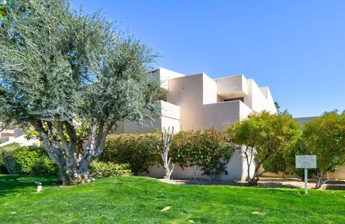The Movie Colony Condo | Snowbird Delight. Two-minute walk to downtown action. Casino around the corner.