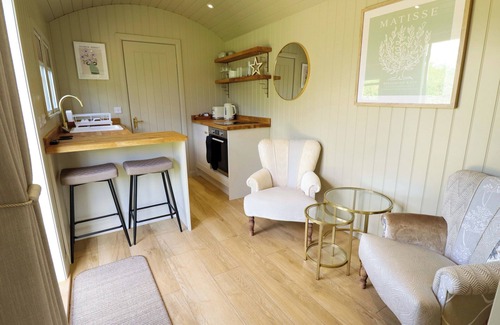 Ashby cum Fenby Cottage | SNOWDROP, romantic, with hot tub in Waltham