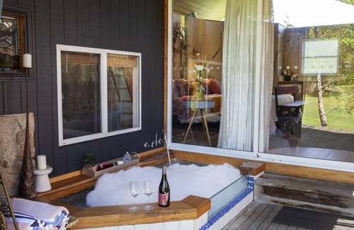 Tawonga South Ski Chalet | Snowgum romantic Spa Chalet…spoil yourselves it’s worth it at Dreamers…