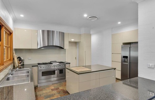 Canobolas House | Snowline - Ultimate Getaway, Pool, Sleeps 16