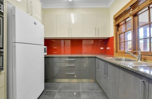 Canobolas House | Snowline - Ultimate Getaway, Pool, Sleeps 16