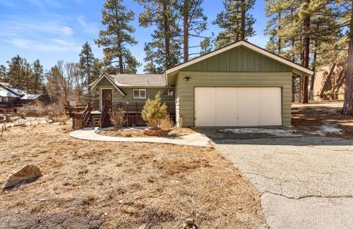 Whispering Forest House | Snowridge - Charming classic cabin with a wood burning fireplace and WiFI!