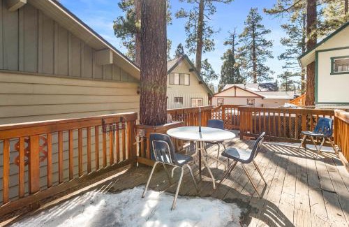 Whispering Forest House | Snowridge - Charming classic cabin with a wood burning fireplace and WiFI!