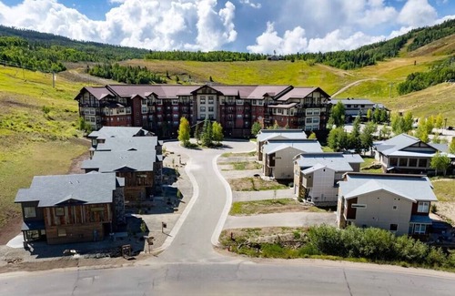 Silvercreek Ski Chalet | Snowy Peaks | Family Retreat + Granby Ranch Fun