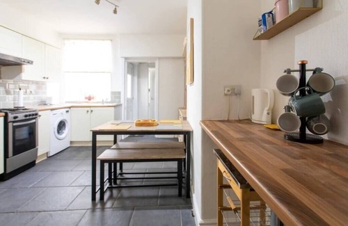 Lincoln House | Snug Home in City Centre | Free Parking