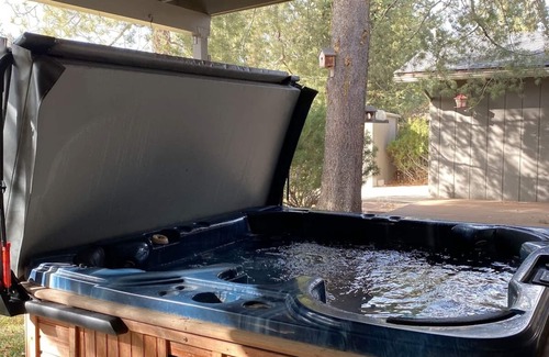 Southeast Bend House | Soak n Hot-Tub EV Charger old mill 2 miles Spring has arrived