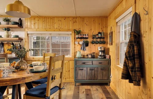 Rhododendron Cabin | Soak & Stargaze! Hot Tub, Fire Pit, Forest Air Cabin near Mt. Hood