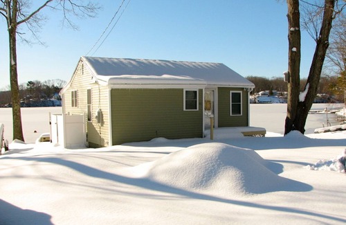 Montville Cottage | Social Distancing Haven on Oxoboxo Lake. Direct Lakefront