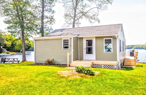 Montville Cottage | Social Distancing Haven on Oxoboxo Lake. Direct Lakefront